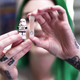 El chip que se implantó la ingeniera y youtuber en el brazo.